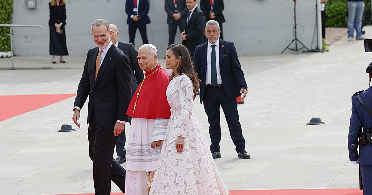 El vestido blanco de la Reina Letizia para recibir al Papa León XIV en Madrid