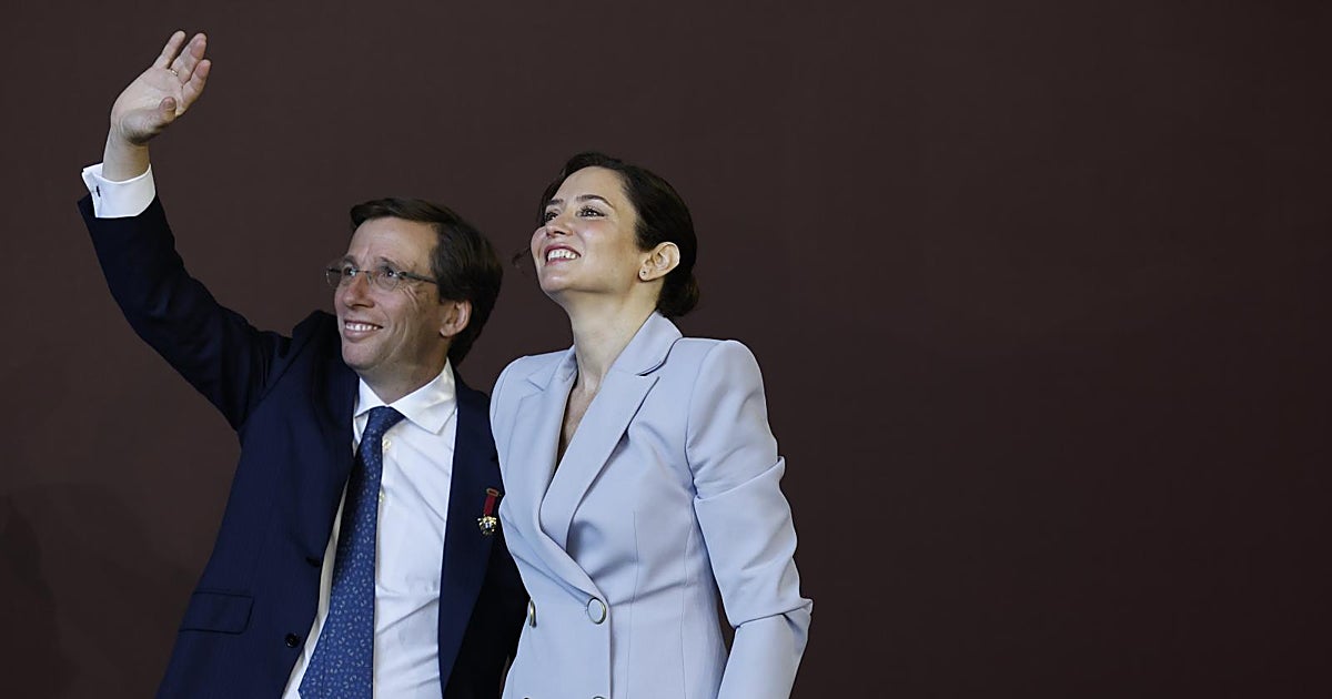 Isabel Díaz Ayuso recupera su traje azul de Victoria para la