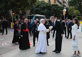 La Reina Letizia vuelve a hacer uso del 'privilegio del blanco' en Barcelona con un vestido que ya llevó con el Papa León XIV