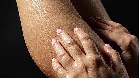 Piel de fresa: cómo mejorar los granitos de los brazos y las piernas antes del verano