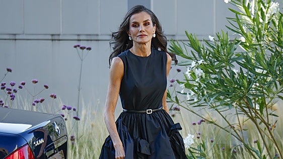 La Reina Letizia recupera un moderno vestido negro sin mangas para los premios Cavia