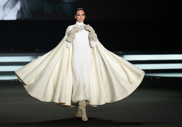 Nieves Álvarez, musa del desfile de Stéphane Rolland días después de su boda en París