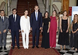 Doña Letizia estrena un top de alta costura de pedrería negra en los premios Girona