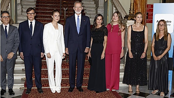 Doña Letizia estrena un top de alta costura de pedrería negra en los premios Girona