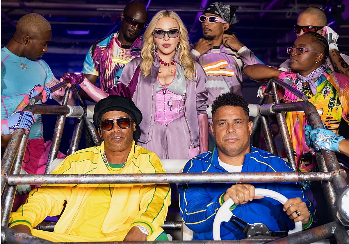 El look de Madonna para actuar junto a Ronaldo y Ronaldinho en la final del Mundial
