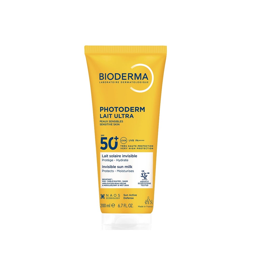 Este protector corporal incorpora la patente Sun Active Defense, que refuerza las defensas biológicas de la piel frente a los rayos UVA. Su textura fluida proporciona ocho horas de hidratación y puede aplicarse también sobre piel mojada, facilitando la reaplicación tras el baño. Está indicado para adultos y niños a partir de los 12 meses, lo que lo convierte en una solución práctica para compartir en familia. Precio: 24,95 €.