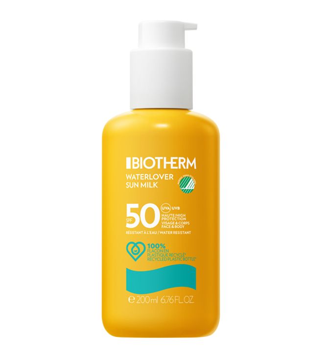 Protector solar corporal, con textura hidratante de rápida absorción y un delicioso aroma. Incluye filtros que protege la piel, a la vez que también el ecosistema marino. Resistente al agua, incluye una combinación de Life Plankton, calmante y regenerador junto a la vitamina E antioxidante para ayudar a limitar el daño oxidativo de los rayos UVA. Precio: 44 €. 