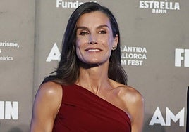 La Reina Letizia estrena el verano en Mallorca con un vestido ceñido y sandalias tipo chancla