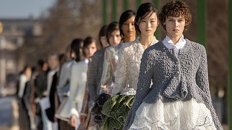 Tendencias para el otoño: romanticismo, siluetas amplias y estilo inglés