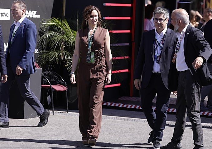 isabel-d-az-ayuso-elige-un-traje-del-dise-ador-juan-avellaneda-para-el
