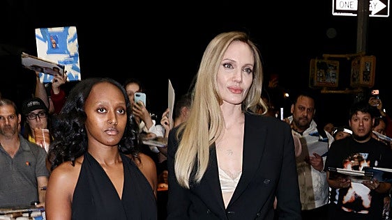 Angelina Jolie y su elegante forma de llevar el sujetador a la vista en las calles de Nueva York