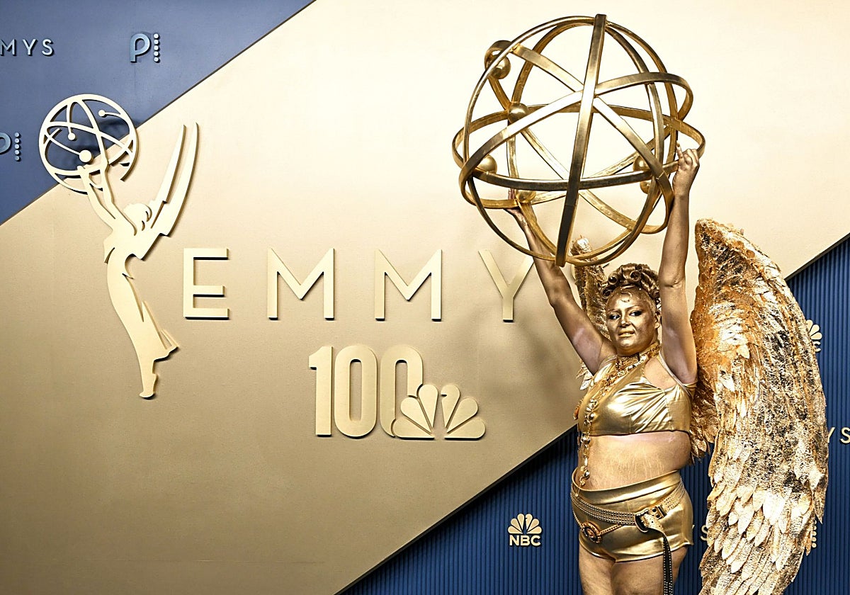 La actriz que se vistió de estatuilla en la alfombra roja de los premios Emmy