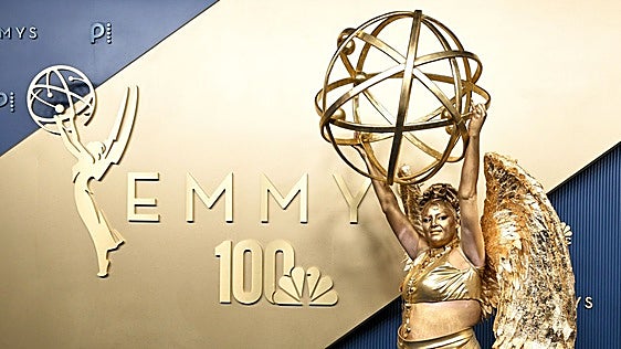 Megan Stalter ('Hacks') sobre su disfraz de estatuilla dorada en los Emmy: "Es mi look de cumpleaños"
