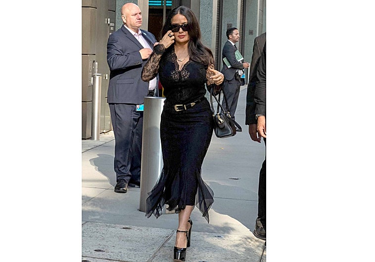 Imagen principal - Salma Hayek, Penélope Cruz y Meg Donnelly, algunas de las mejores representantes del estilo lencero que triunfa