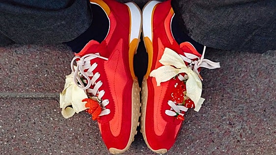 Zapatillas rojas, el color que promete arrasar entre las tendencias de otoño en España