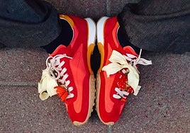 Zapatillas rojas, el color que promete arrasar entre las tendencias de otoño en España
