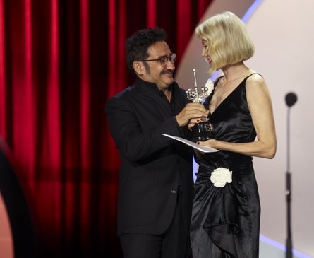 Imagen secundaria 1 - Naomi Watts vestida de Dior para recoger el Premio Donostia