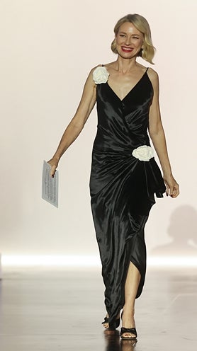 Imagen secundaria 2 - Naomi Watts vestida de Dior para recoger el Premio Donostia