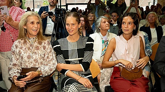 Los looks de otoño de Victoria Federica e Irene Urdangarin en su encuentro con el Rey Juan Carlos I