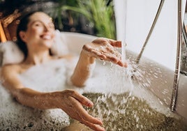 Mujer bañándose.