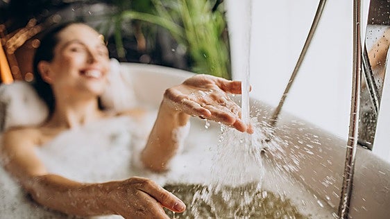 ¿Dejar de ducharse para ligar más? Dos expertos analizan la tendencia del 'pheromone maxxing' que arrasa en TikTok