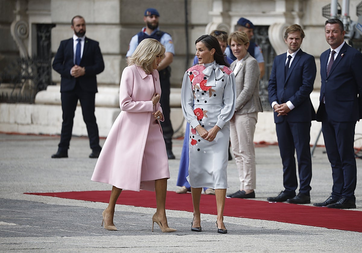 La Reina Letizia, Brigitte Macron y su primer duelo de estilo en Madrid