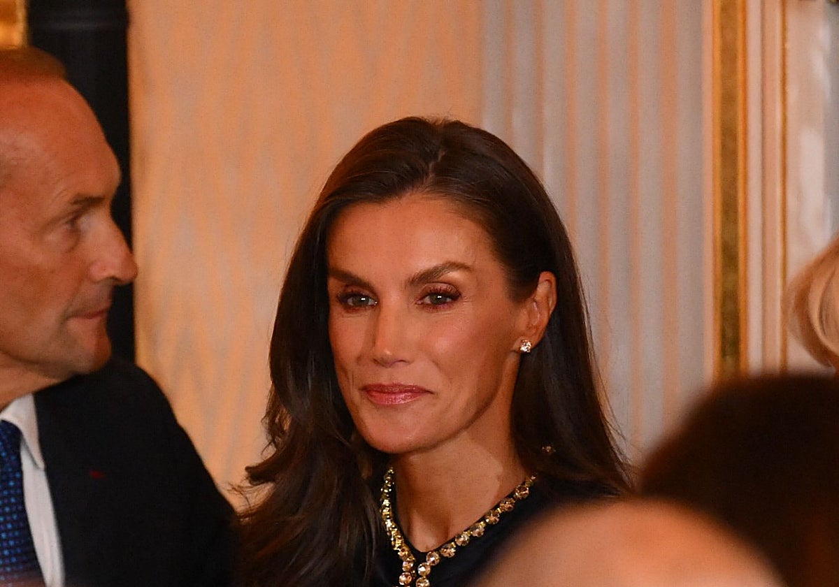 El nuevo vestido de la Reina Letizia para despedir a los Macron en la embajada francesa