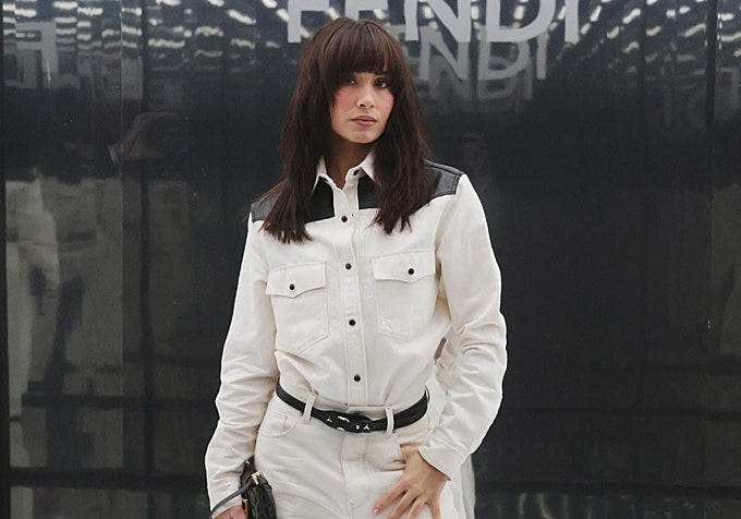 Aitana con su melena shaggy, con capas y flequillo.