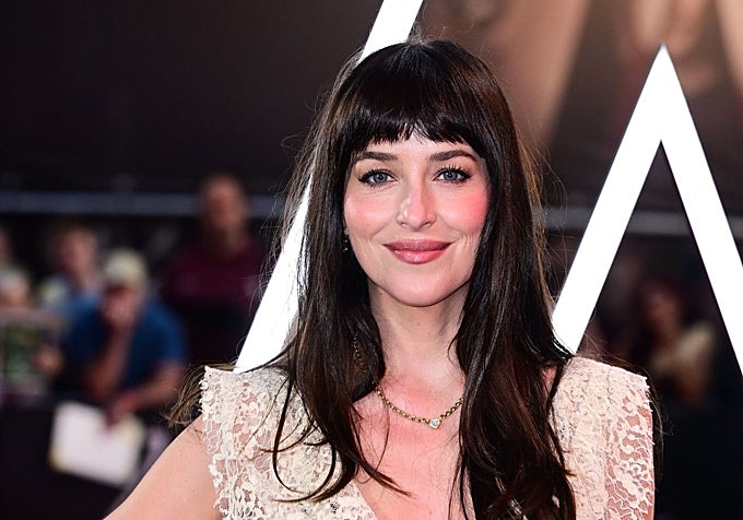 Dakota Johnson con flequillo geométrico corto.