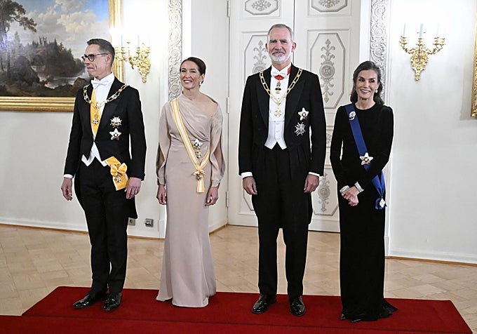 Los Reyes y sus anfitriones, el presidente de Finlandia y su esposa.