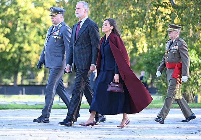 La Reina estrena traje, abrigo y bolso en su último look en Helsinki.