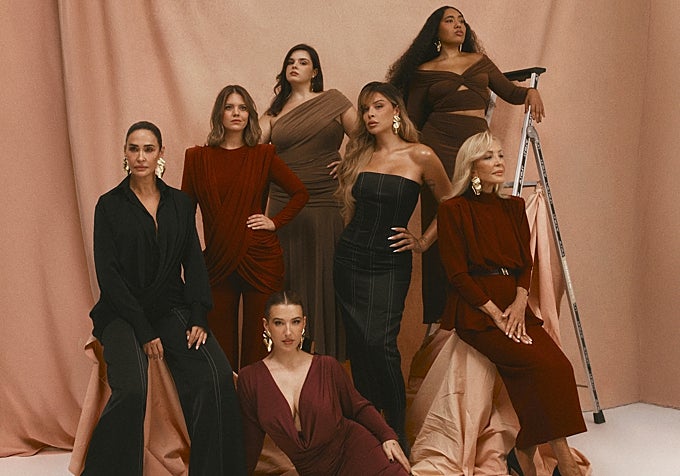 Vicky Martin Berrocal, Alba Díaz, Carmen Lomana, Isabelle Junot, Carmen 'La Jedet', Luna Lionel y Alicia Gutiérrez posan con los conjuntos de la colección