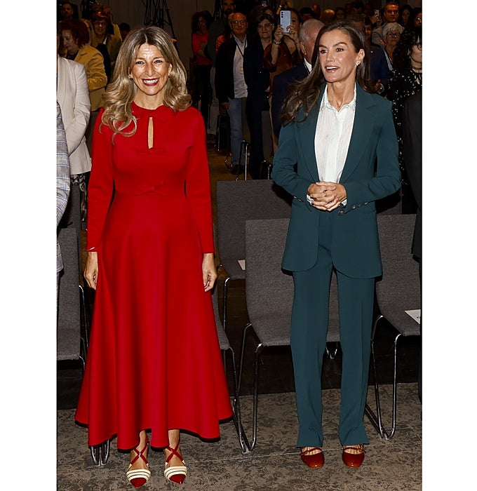 Yolanda Díaz con vestido rojo de Coosy, y la Reina con traje de Carolina Herrera, y zapatos rojos.