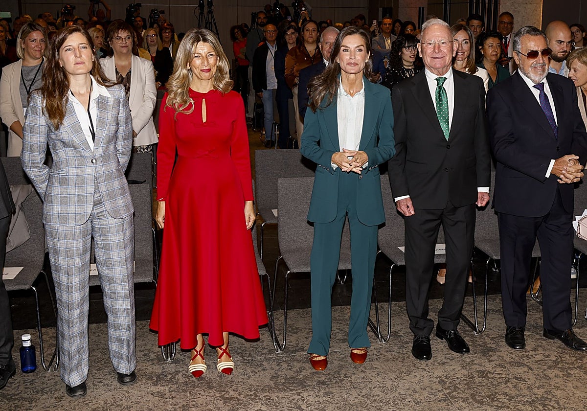 Duelo de estilo de la Reina Letizia y Yolanda Díaz con el rojo como protagonista