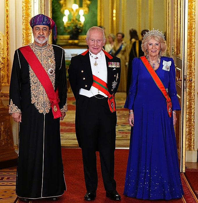 Los Reyes de Inglaterra con el sultán de Omán.