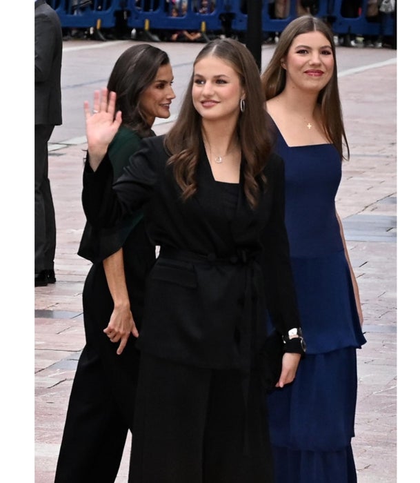 La Princesa Leonor y la Infanta Sofía a su llegada al auditorio de Oviedo para asistir al concierto.