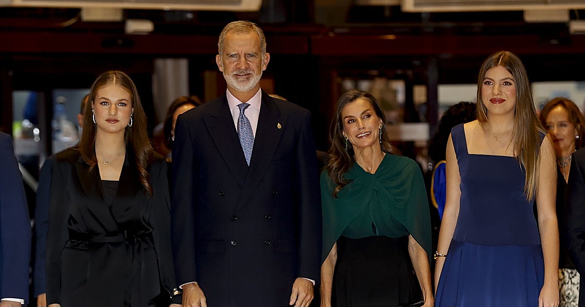De la blusa de H&M de la Reina Letizia, al traje satinado de Doña Leonor: sus looks en el concierto de los Premios Princesa de Asturias