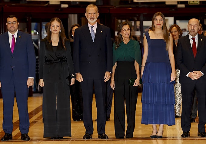 Los Reyes, la Princesa Leonor y la Infanta Sofía en el auditorio de Oviedo.