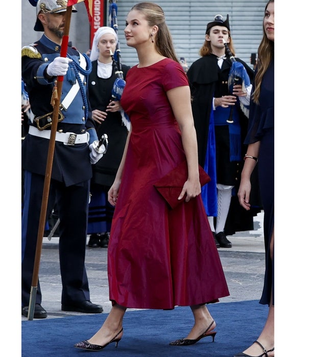 La Princesa Leonor estrena vestido de Hannibal Laguna.