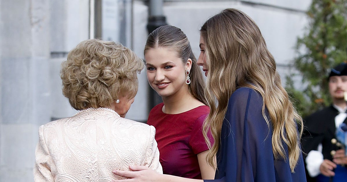 La Princesa Leonor deslumbra en los Premios Princesa de Asturias con un vestido tornasolado y pendientes de la Reina Sofía