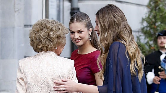 La Princesa Leonor, la Infanta Sofía y la Reina Sofía.
