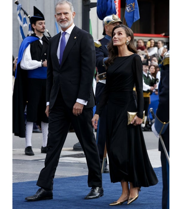 Los Reyes a su llegada al Teatro de Campoamor.