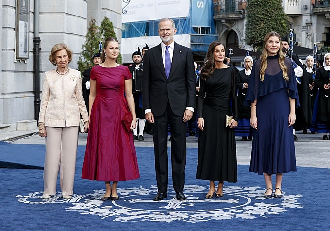 Los Reyes, sus hijas y la Reina Sofía.