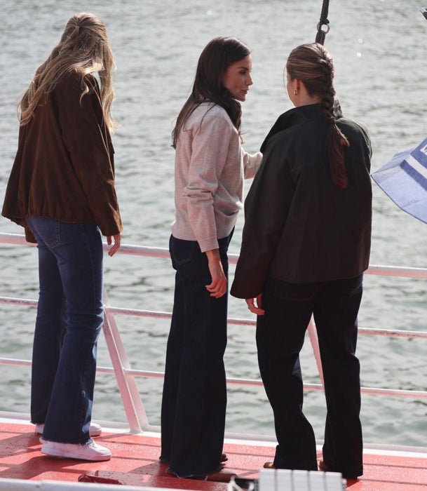 La Reina y sus hijas en una embarcación en su visita a Llanes.