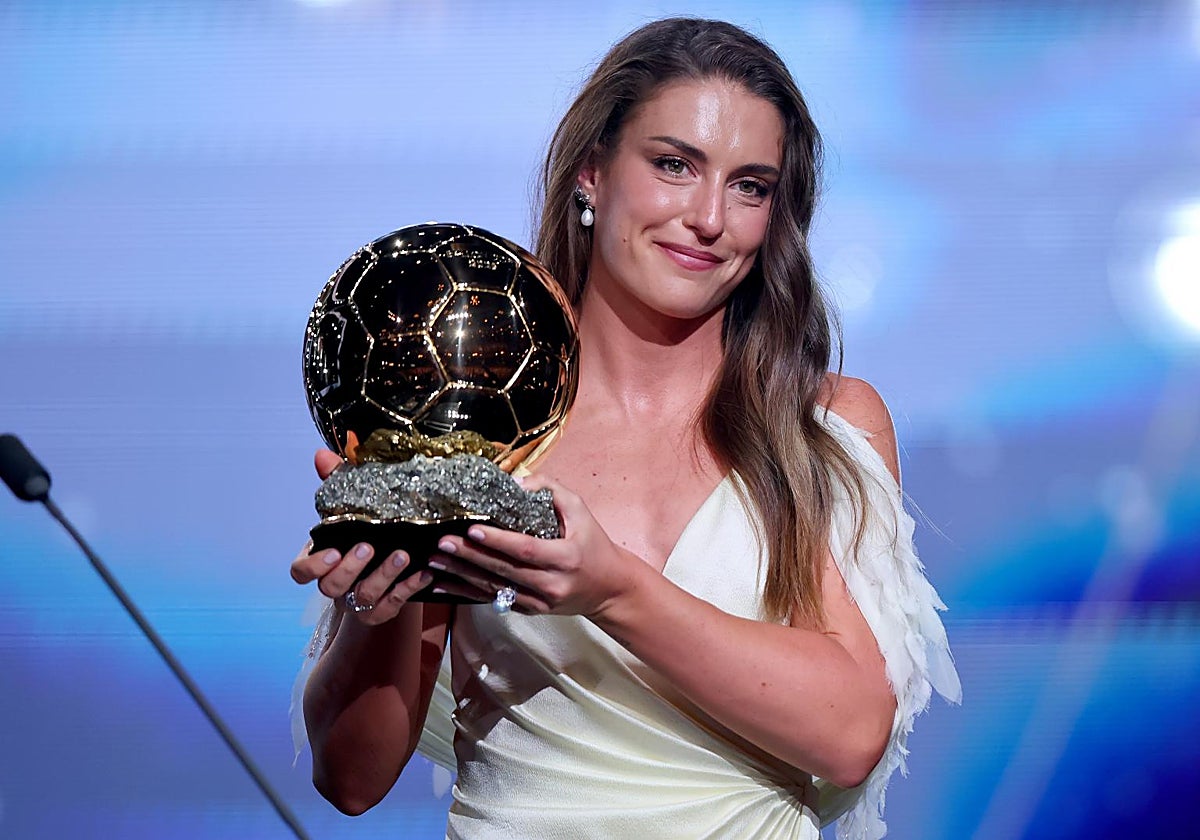 El vestido de Alexia Putellas para recoger su tercer Balón de Oro: de inspiración griega y alta costura 썸네일