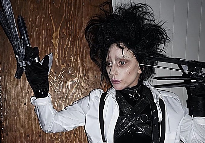 Lady Gaga disfrazada de Eduardo Manostijeras