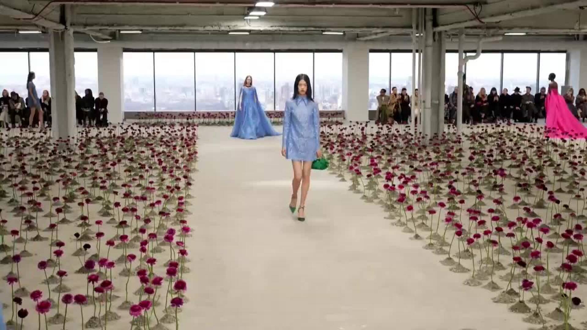Flores, brillos y elegancia marcaron la apuesta de Carolina Herrera en la Semana de la Moda de Nueva York