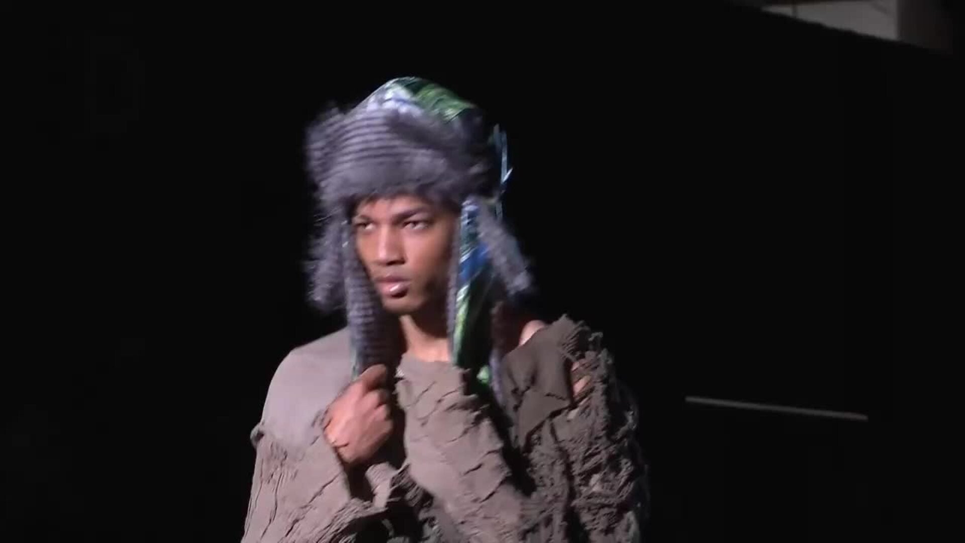 El patchwork en &#039;Debut&#039; de Skinsfromtheinsideofmymouth arranca una gran ovación en la MBFW