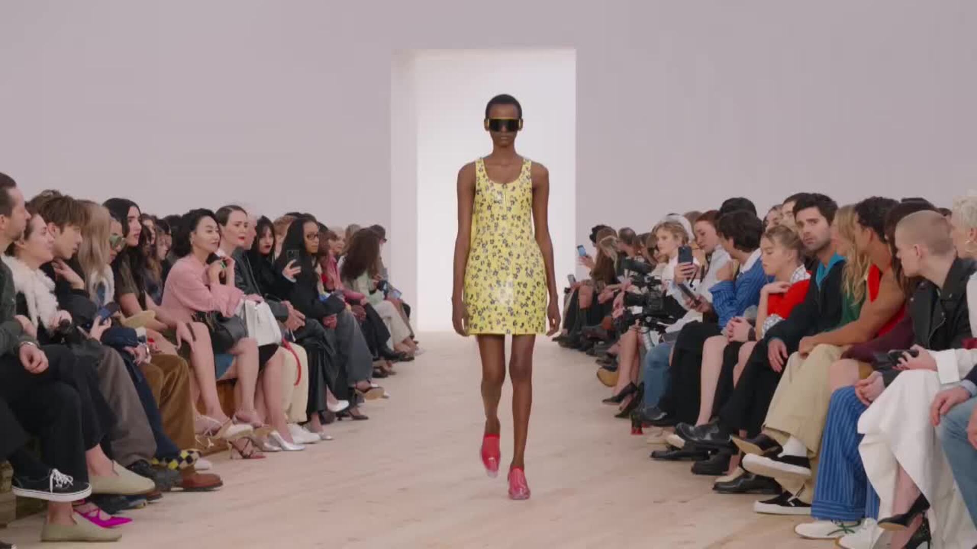 El cuero, gran protagonista en la pasarela de París de Loewe