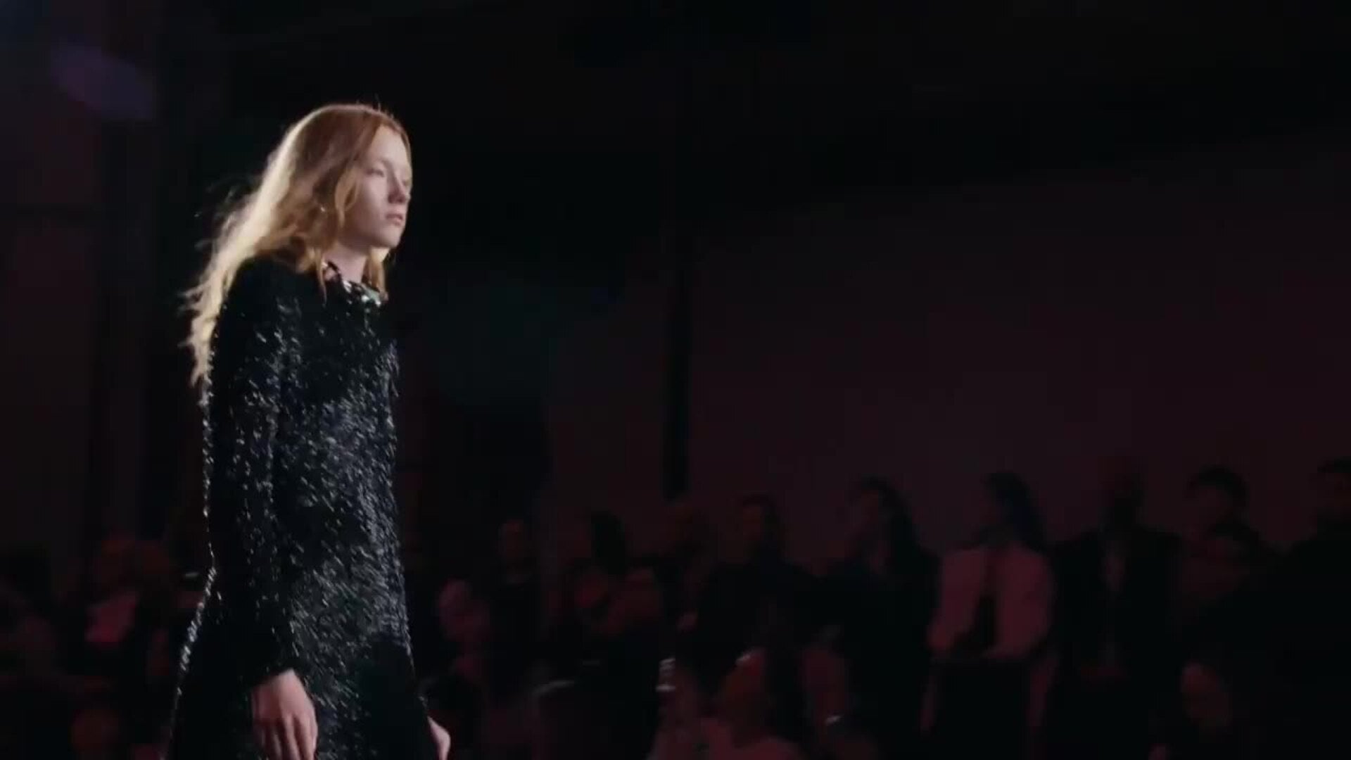 Con una moda de aplauso, Chanel inaugura en París la era de Matthieu Blazy